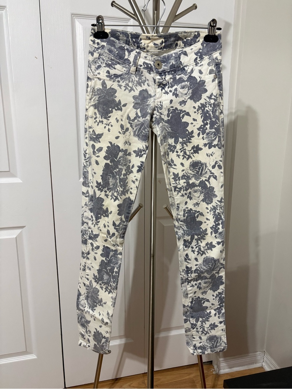 Dynamite White Skinny Jeans with Gray Floral Print